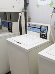 コインランドリー設備が置かれた部屋