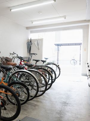 自転車が並ぶ明るいスペース