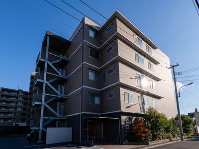4階建ての建物外観