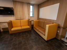 オレンジ色のソファと情報板