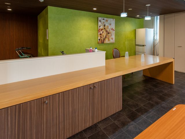 綺麗な受付カウンター 受付 落ち着いた色合いのフロントカウンターです。作業に必要な広さがあり、清潔感溢れる空間でお迎えします。