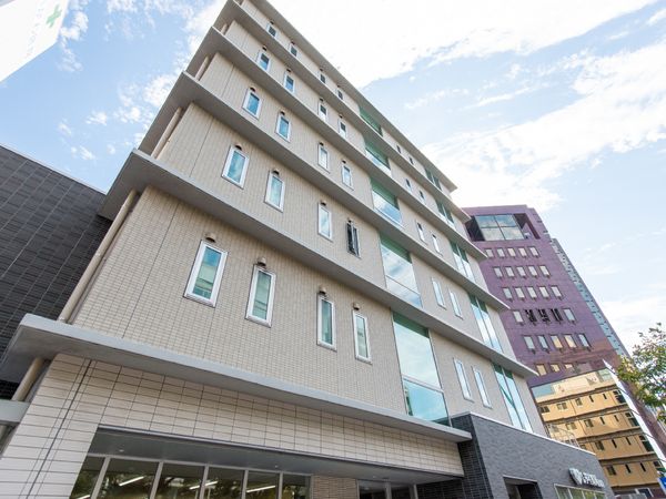 都会に佇むモダンな建物