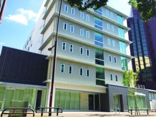 明るい外観の建物  