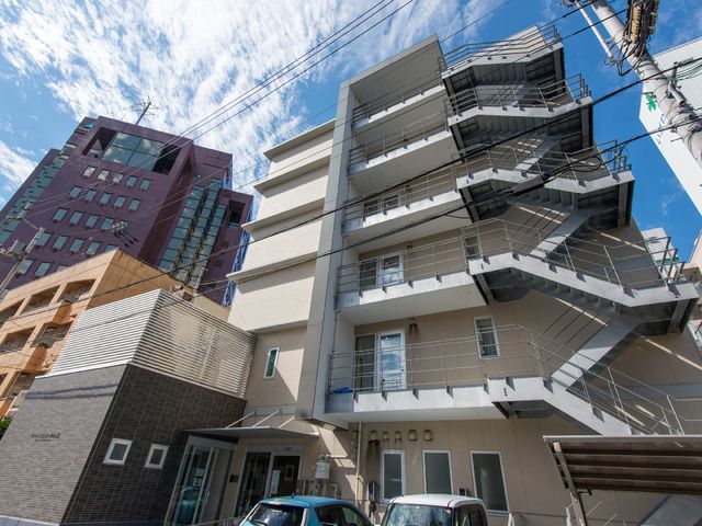 施設の外観の様子 外観 都心に位置する、モダンなデザインの建物です。日当たりが良好で、快適な勤務環境が期待できます。