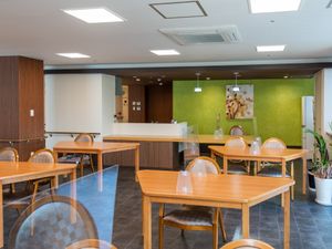 明るい食堂の様子