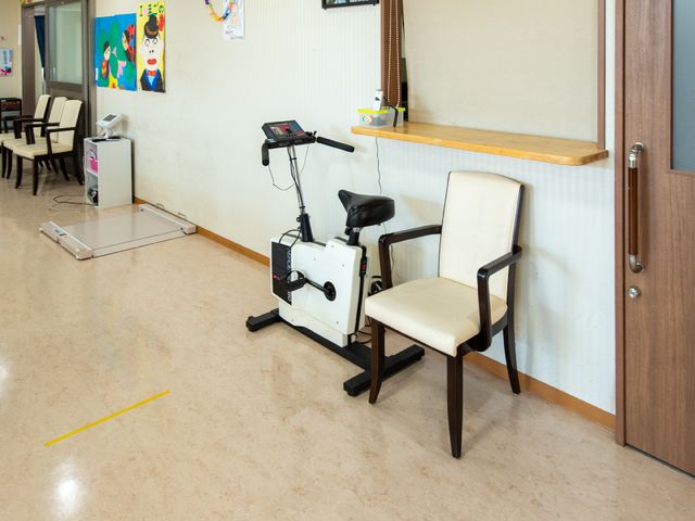 機能訓練器具と椅子 トレーニング器具 健康維持のための運動器具を揃えた訓練スペースです。日々のリハビリや体力向上に活用でき、利用者のサポートを行います。