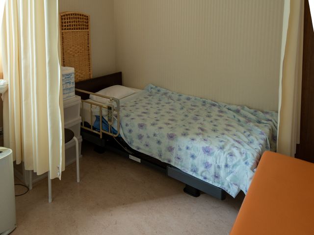 居心地の良い居室空間 介護用ベッド 暖かみのある色合いでコーディネートされた個室です。日々の生活に必要な家具が整っており、快適な空間を提供しています。