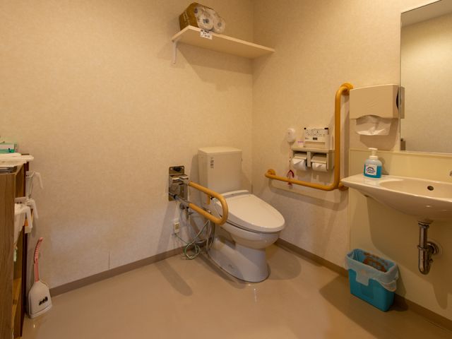 バリアフリー対応トイレ トイレ 手すり付きで安全に配慮されたトイレです。清潔感があり、快適な利用が見込める空間です。