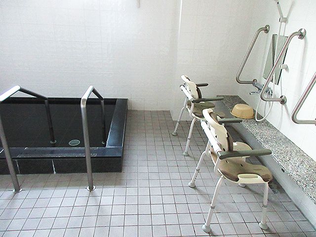 安全な浴室設備 浴室 手すり付きのバスタブが設置されており、安全に配慮した作りになっています。利用者の快適な生活をサポートする環境です。