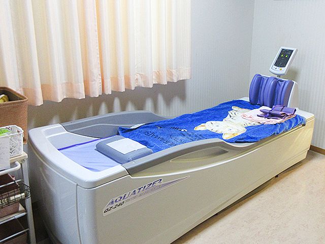最新式のケア用ベッド ウォーターベッド 快適性を追求したケア用ベッドが備えられた清潔な空間です。リラックスして快適なケアを受けられる環境が整っています。