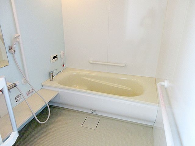 清潔な浴室設備 浴室 バリアフリー設計の浴室は、快適で安全な入浴をサポートします。広々とした空間が利便性を高めています。