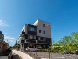 モダンな外観の建物