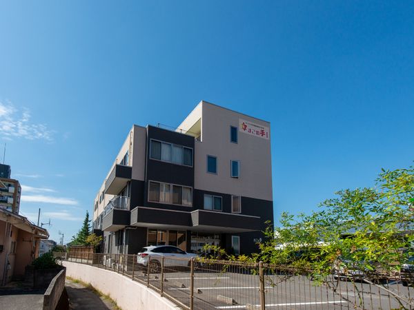 モダンな外観の建物