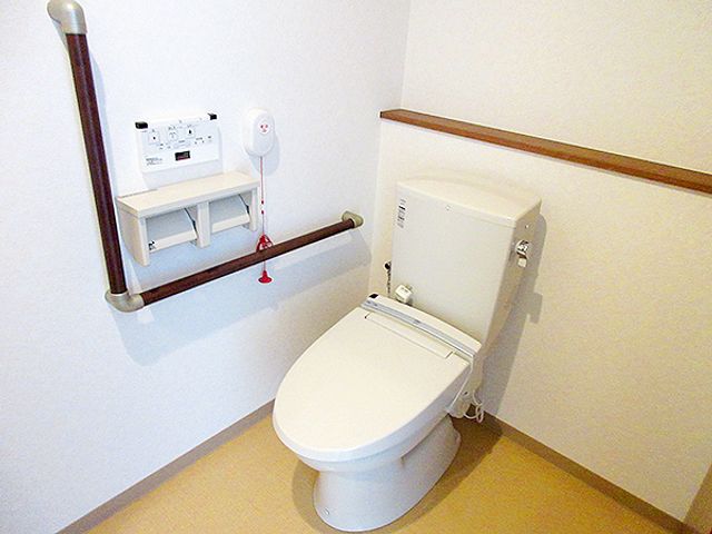 バリアフリートイレ設備 トイレ 手すり付きで安全に配慮された清潔なトイレです。快適にご使用いただけるように、設計されています。