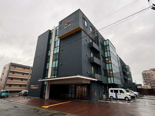 ゆったりとした外観の建物