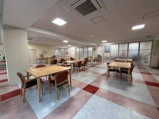 明るい広々としたダイニング