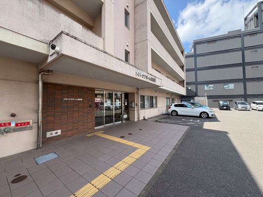 施設の正面外観  