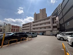 建物前の駐車場  