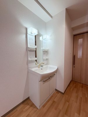 明るい洗面台のある廊下  