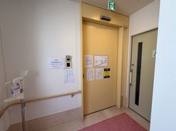 エレベーター前の廊下  