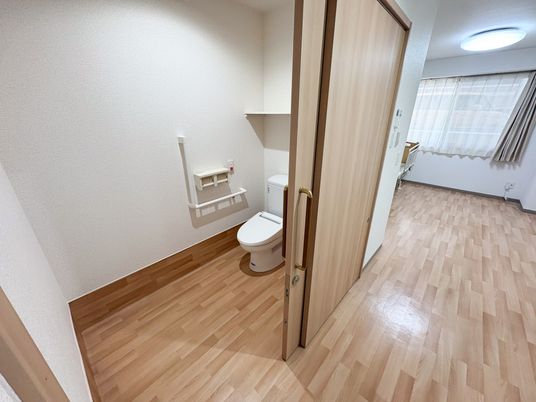 手すり付きトイレの居室  