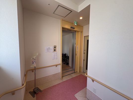 手すり付き廊下  