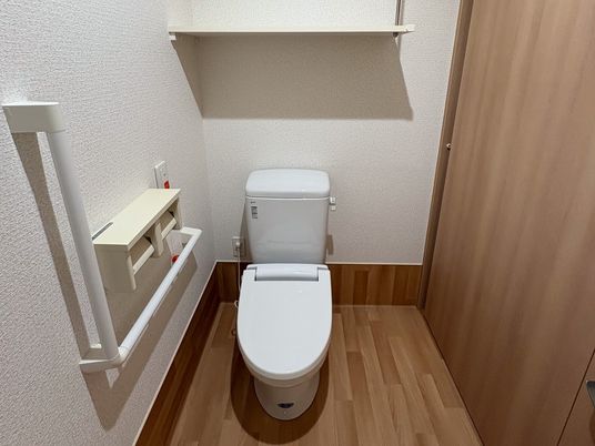 手すり付きのトイレ  