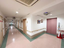 明るい手すり付き廊下
