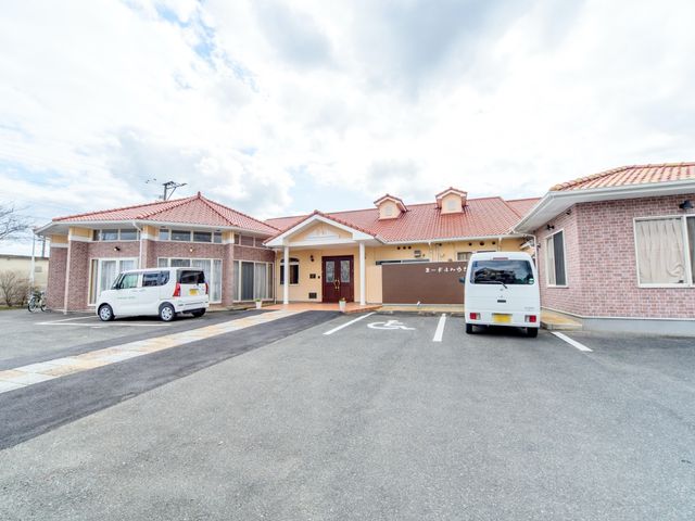 赤瓦屋根の明るい外観 外観 広々とした駐車スペースがある落ち着いた雰囲気のエントランスです。バリアフリー設計で、印象的な赤瓦が目を引きます。