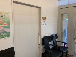 椅子がある廊下