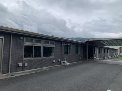 平地に建つ建物外観