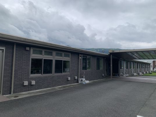 平地に建つ建物外観