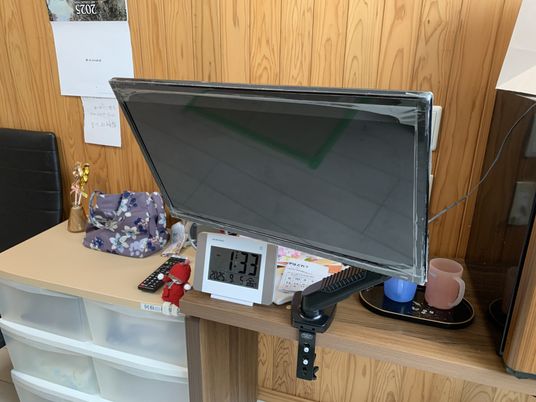 時計とディスプレイの棚