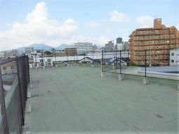 広々空間と山並みの眺望