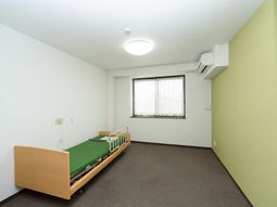 明るい居室の様子
