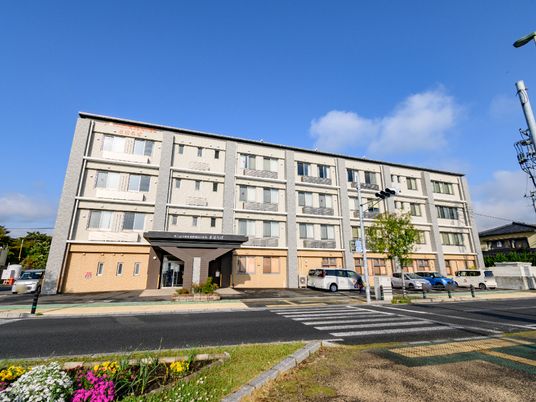 青空の下の建物外観