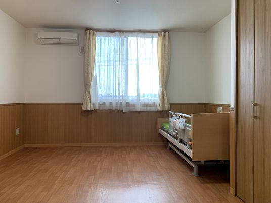明るい個室の居室