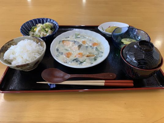 栄養豊富な食事の配膳