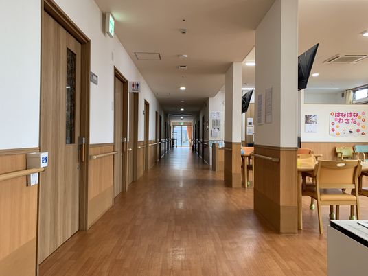 長い廊下の施設内
