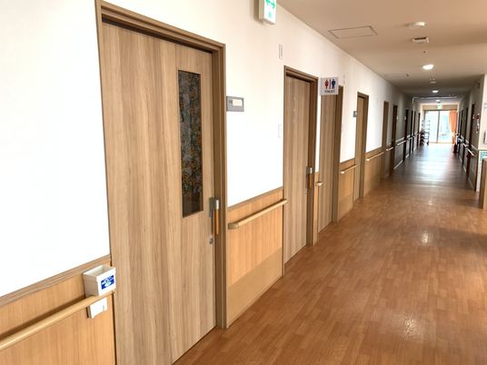 ドアが並ぶ廊下