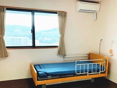 シンプルな居室のベッド