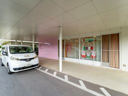 入口付近の明るい景色