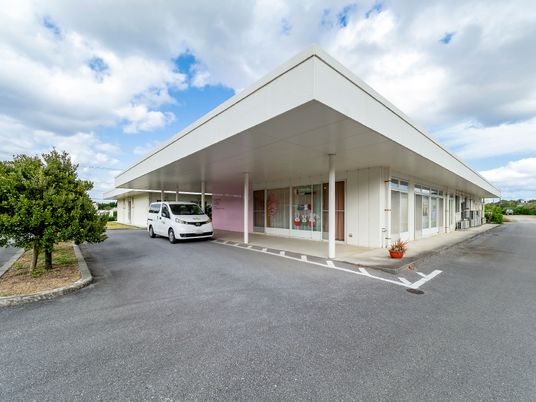 広々とした建物のエントランス