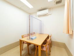 明るい部屋のテーブルセット