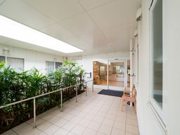 エントランスの緑豊かな通路