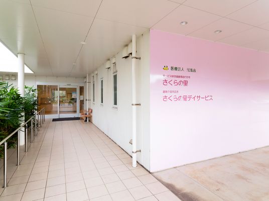 エントランスの明るい廊下