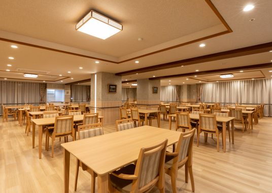 やわらかな照明の食堂