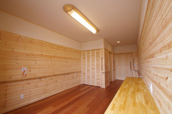 木材を使用した廊下