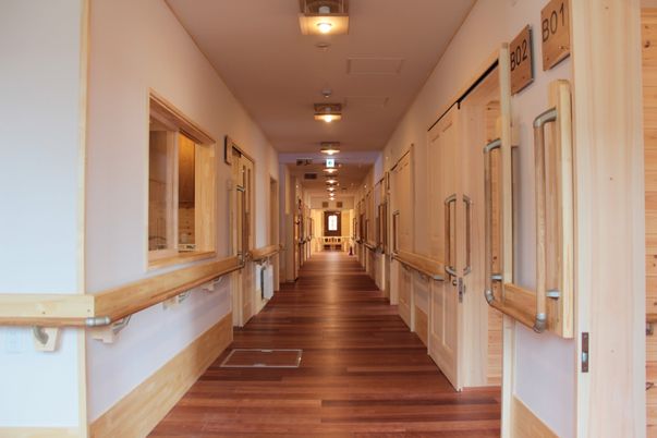 落ち着いた木製の廊下