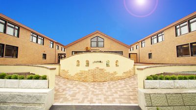 広々とした建物外観